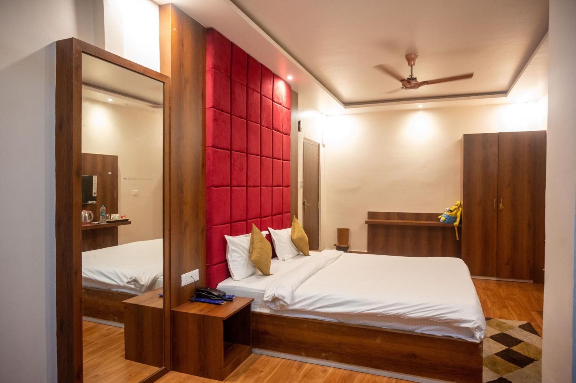 فندق Kiran Palace فاراناسي المظهر الخارجي الصورة