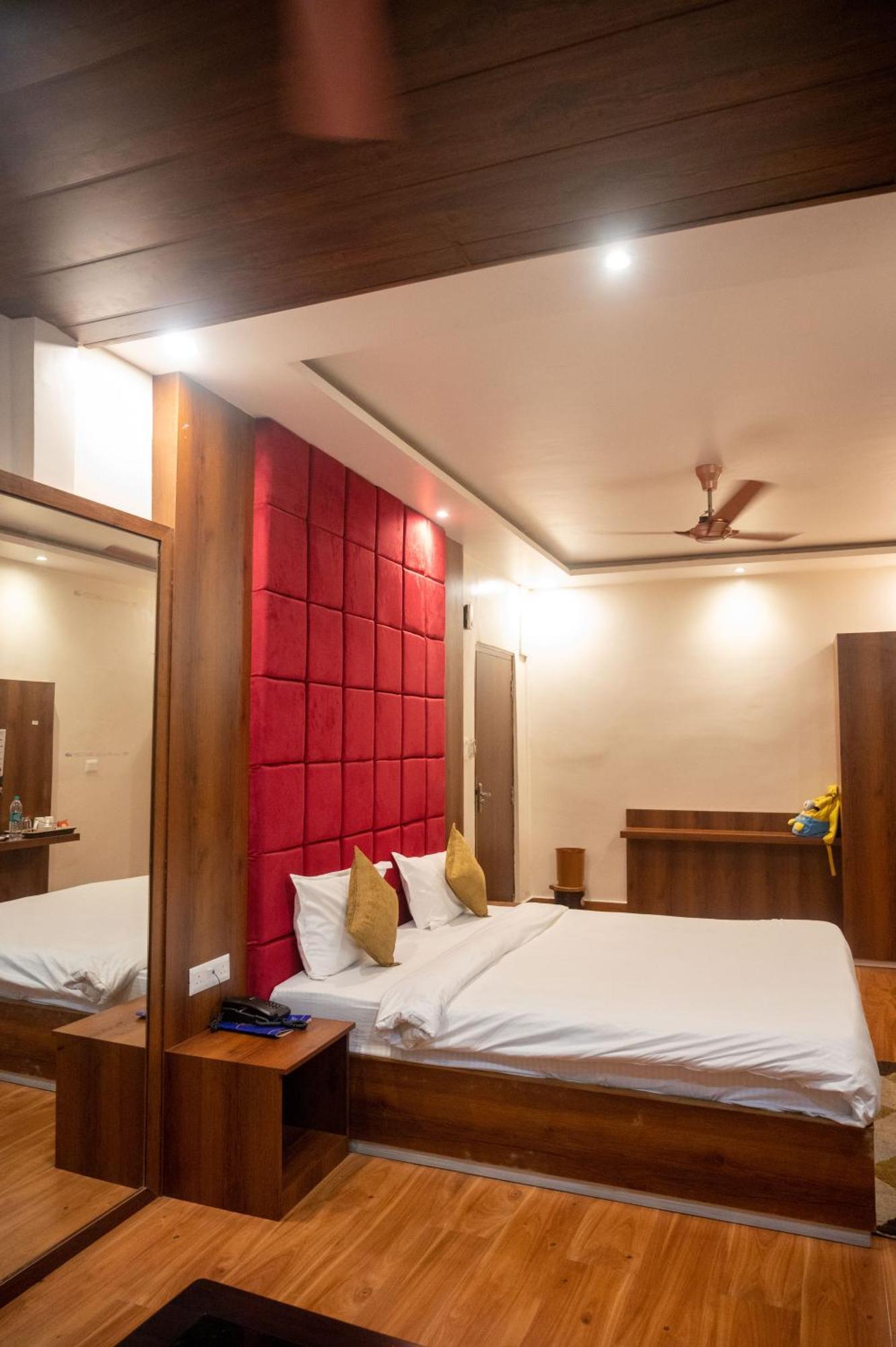 فندق Kiran Palace فاراناسي المظهر الخارجي الصورة